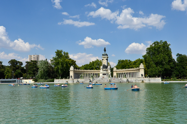 An essential activity on your family vacation in Spain: rowing boats in Retiro Park!
