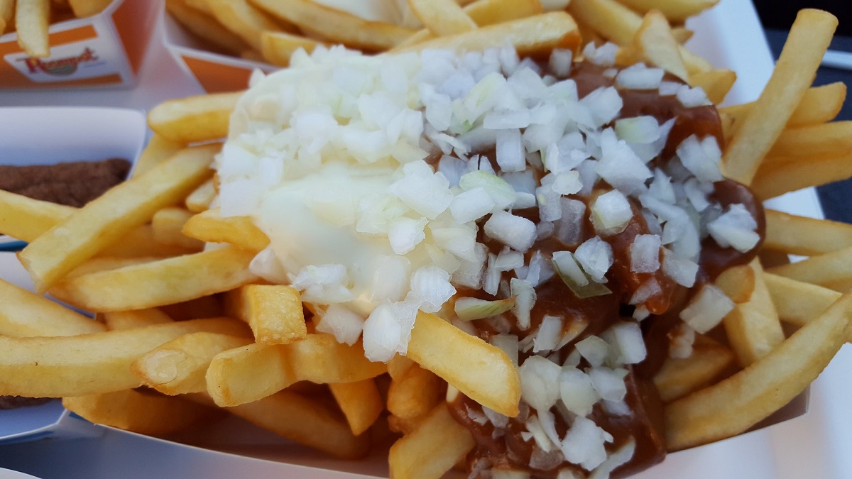 Patatje Oorlog, a Dutch dish with fried potatoes, diced onions, and a sauce