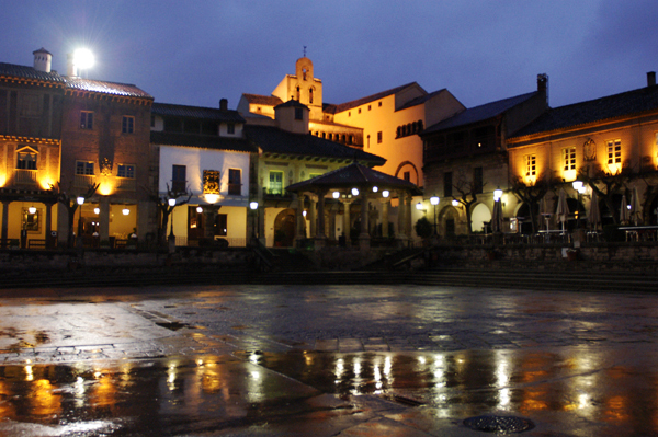One of our favorite alternative Christmas markets in Barcelona takes place at the charming Poble Espanyol!