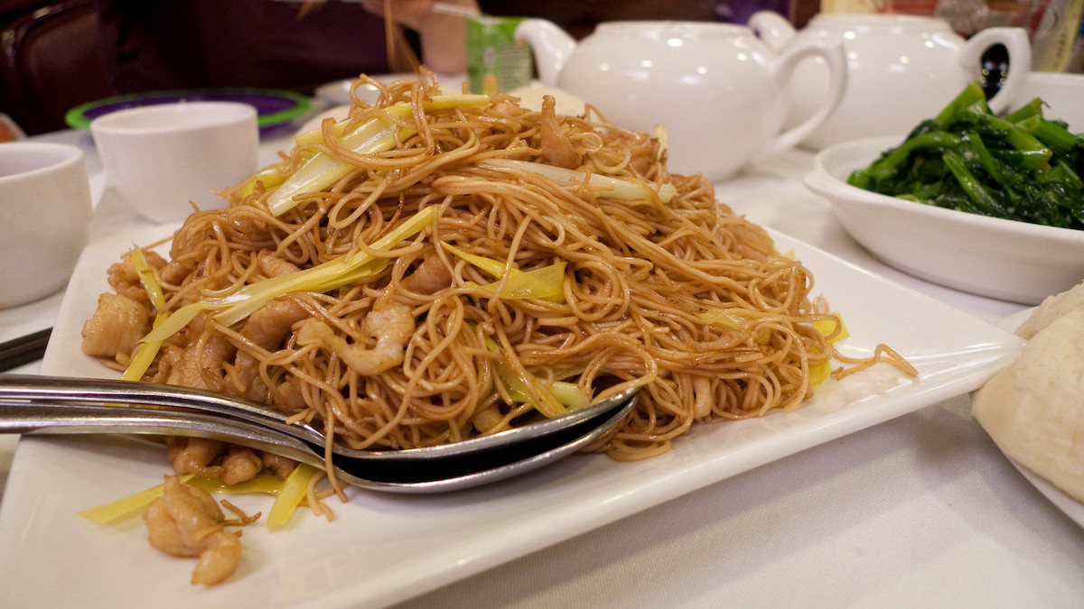 Close up of a plate of chicken chow mein
