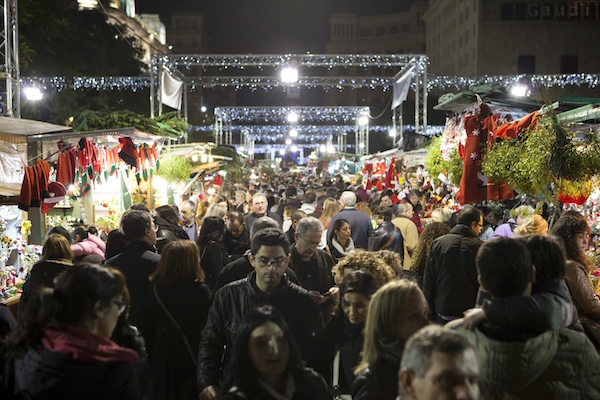 One of the most popular Christmas markets in Barcelona is easily the Fira de Santa Llúcia just outside the cathedral.