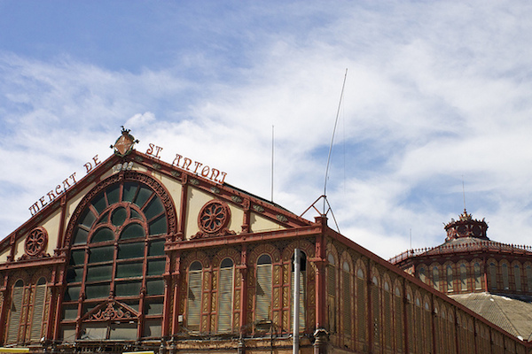 There are so many wonderful food markets in Barcelona! Check out our guide and don't miss the Mercat de Sant Antoni! One of Barcelona's must-visit markets!