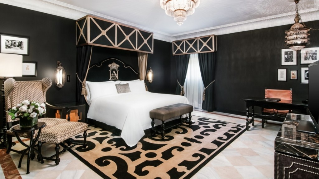 Alfonso XIII's sleak, modern design takes elements from some of Seville's most iconic buildings, like this Alcázar inspired bedroom