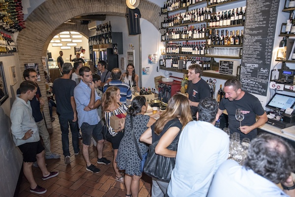 Every night, hungry bar-hoppers stop at Trapizzino, one of the best places to eat in Trastevere, for a sandwich and a craft beer.