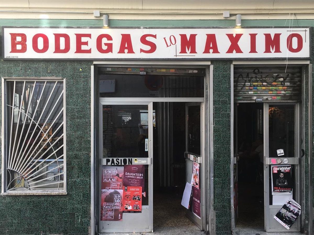 Exterior of a small bar with a red and white sign reading Bodegas Lo Máximo