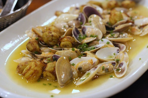 If you're looking for the best restaurants open late in Seville, head straight to Modesto and try their amazing clams!