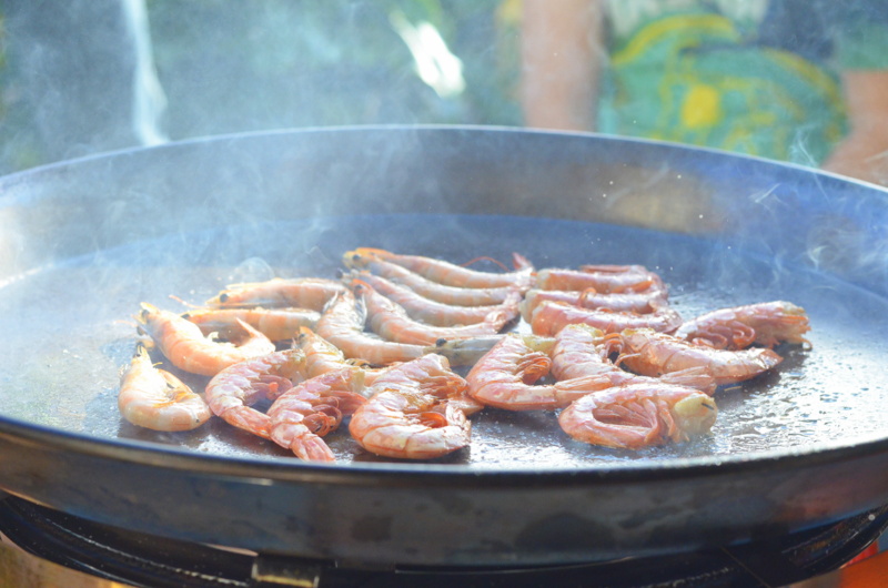 You will definitely need a paellera, a traditional paella pan, to make this delicious dish in your Spanish kitchen! Don't forget the traditional Spanish ingredients you'll also need to cook up a feast!