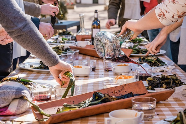 Calçots in Barcelona pair wonderfully with nutty romesco sauce and Catalan red wine from a porró! Try it during your winter holidays in Barcelona this year. Read our full list of other great ways to spend your trip in our post!