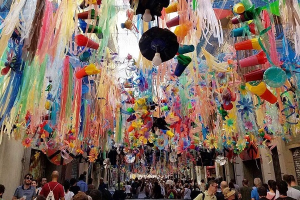 Looking for one of the best things to do in Gràcia? The Gracia neighborhood festival is an event not to be missed and one of our favorites in Barcelona, and during all of summer in Spain.