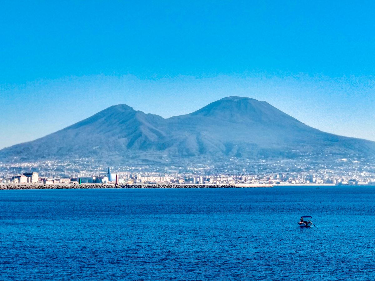 Restaurant in Naples with a view of Vesuvius. 