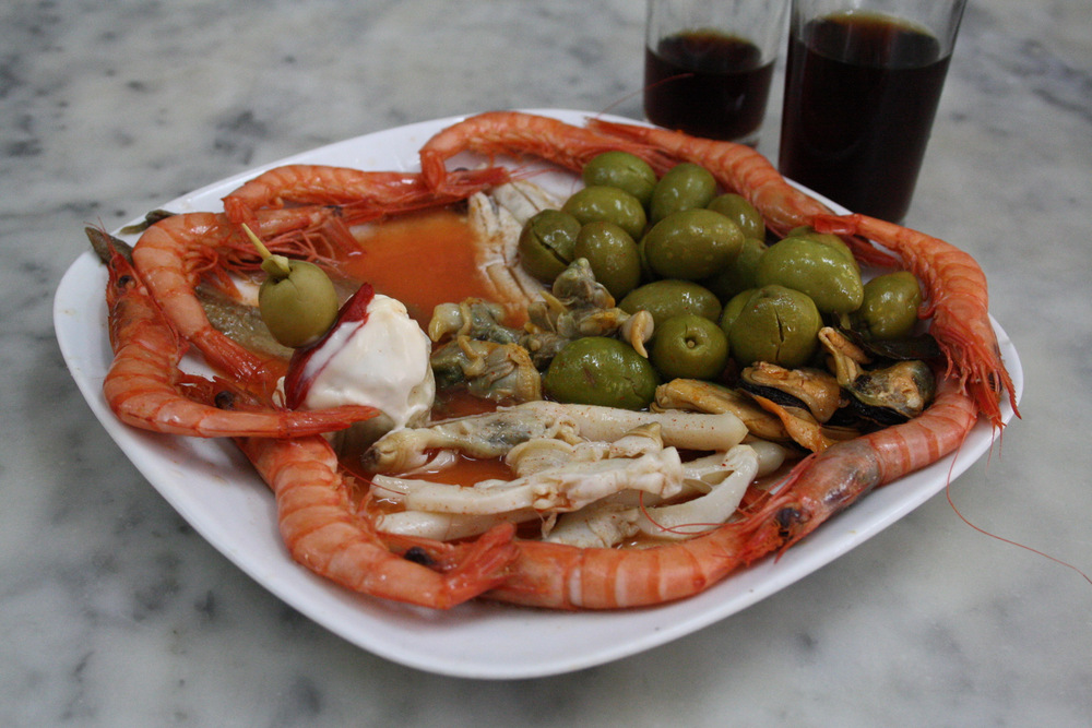 Did you know that you can not only buy fresh ingredients at Barcelona's markets but also eat freshly made tapas?!