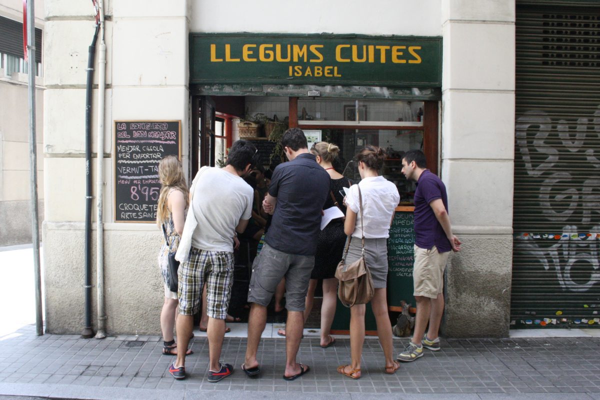 There are many food tours in Barcelona, but none quite like ours! We like to dive deep into the gastronomy, history and culture of Barcelona, all the while tasting some delicious bites! 