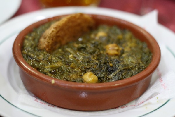 This is one of Seville's most iconic tapas, espinacas con garbanzos (spinach with chickpeas). It's one of the top 10 traditional tapas in Seville!