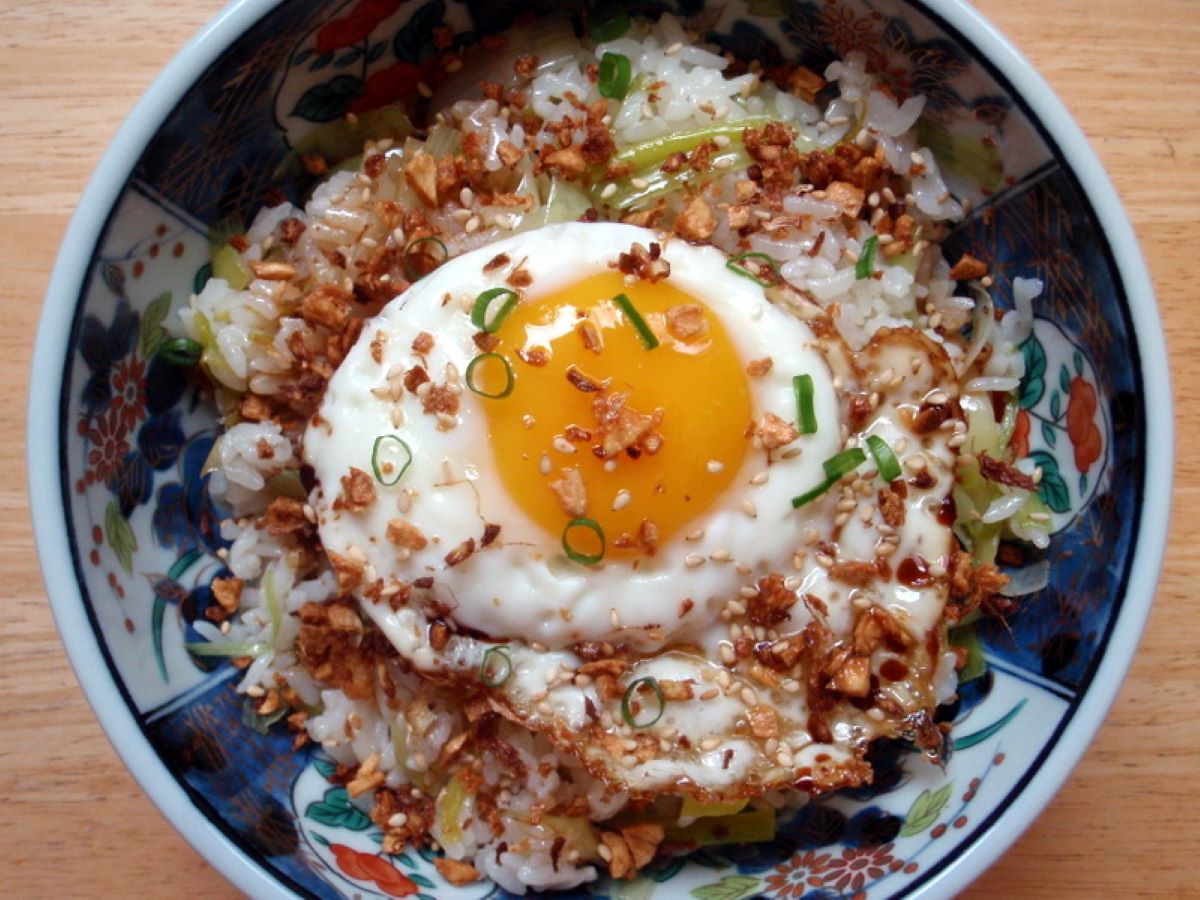 close-up of fried rice with an egg on top