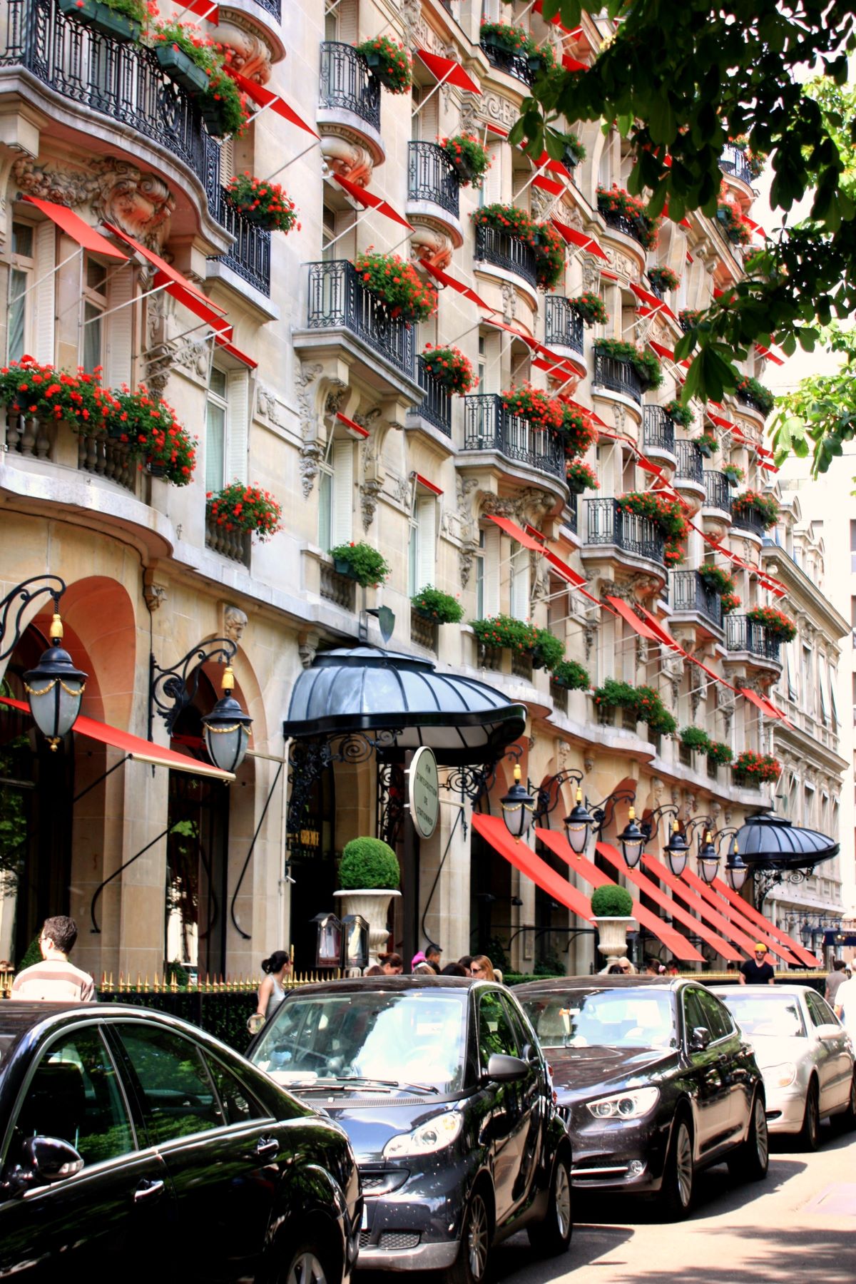 the outside of Le Relais Plaza, a famous restaurant in Paris. 