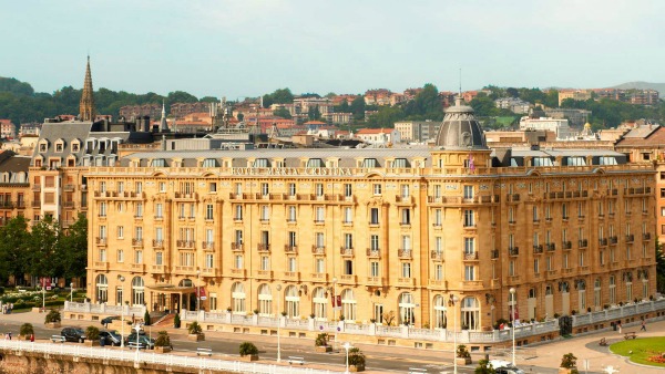 The Hotel Maria Cristina could not be absent from a list of the best hotels and hostels in San Sebastian, luxurious, opulent and with breathtakingly detailed architecture.