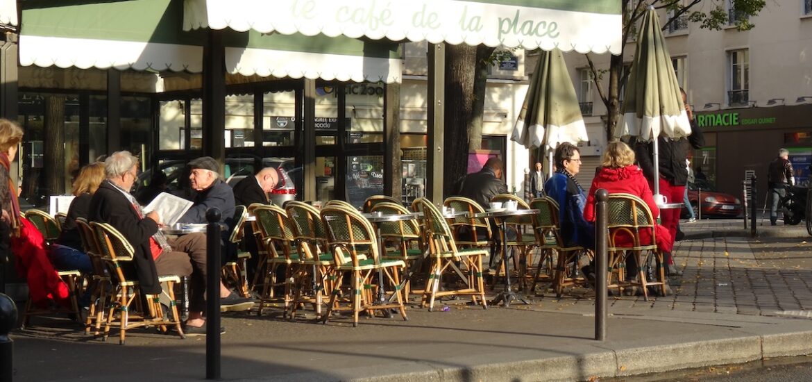eating alone in paris
