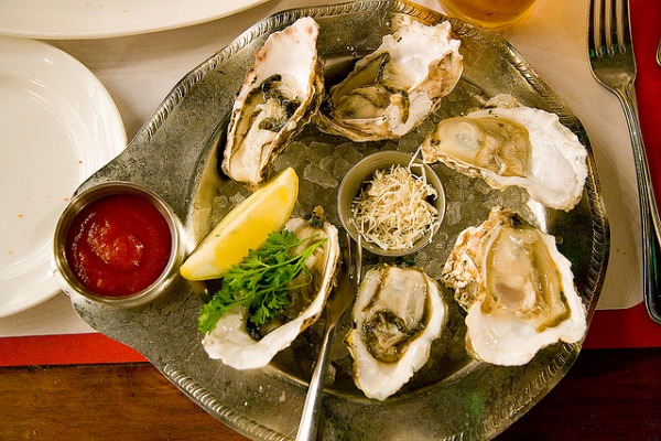 Oysters beautifully presented with lime and salsa, and the word doubles as a useful Spanish idiom!