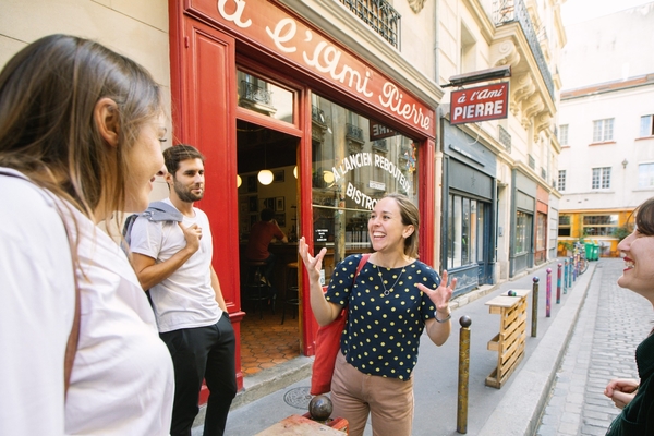 Jess leading a food tour in Paris