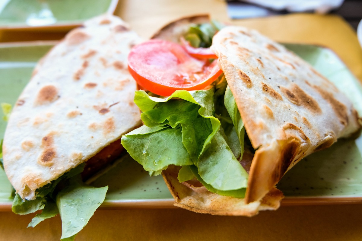 Piadina with lettuce and tomatoes