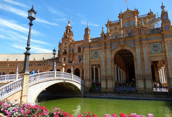Insider's tip for your 3 days in Seville: Plaza de España is especially magical in the evening!