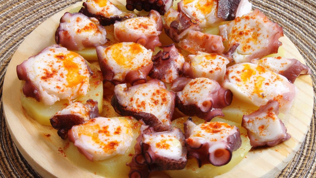 Casa Maruxo is a great option for anyone looking for where to eat in San Sebastian's Amara neighborhood, mainly for this dish of octopus chunks, boiled, covered in paprika and served on a bed of potatoes