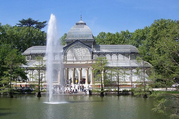 Seeing the stunning Crystal Palace in Retiro Park, especially with the backdrop of a blue sky during the warmer months, is one of our favorite date choices when it's sunny in Madrid