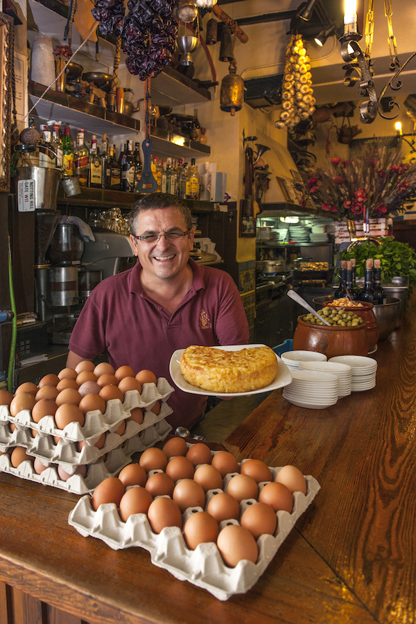 One of the top meatless tapas in our vegetarian guide to Seville is tortilla de patatas. Head to La Taberna for the best slice in town!