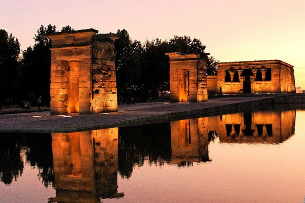 The reflection on the water surrounding the Templo de dod brilliantly captures the beauty of this great place to go for a jog in Madrid