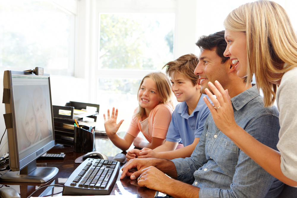 Online experiences with the whole family at the computer