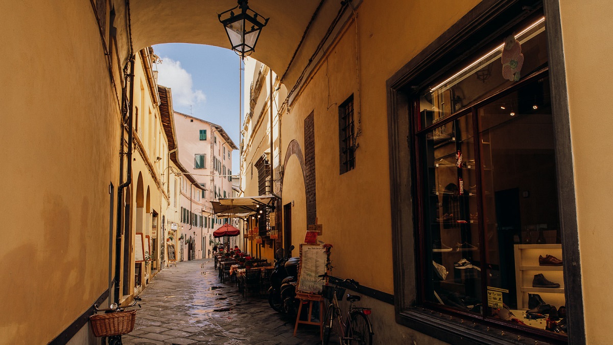 Lucca is one of many stunning Tuscan towns that can easily be reached from Florence.