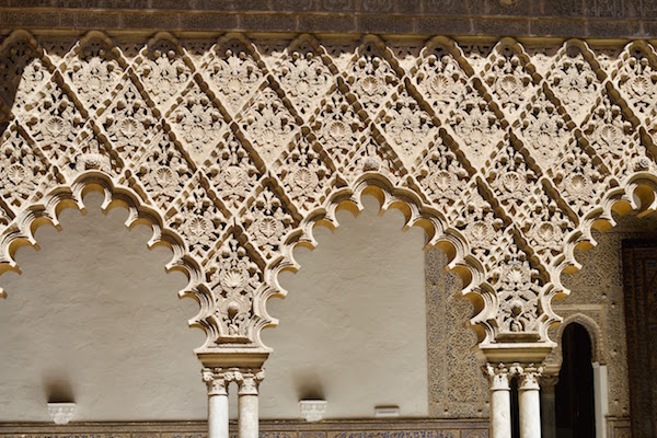 In this guide to visiting the Alcazar in Seville, we highlight the most important rooms and areas of the legendary palace where history comes alive!