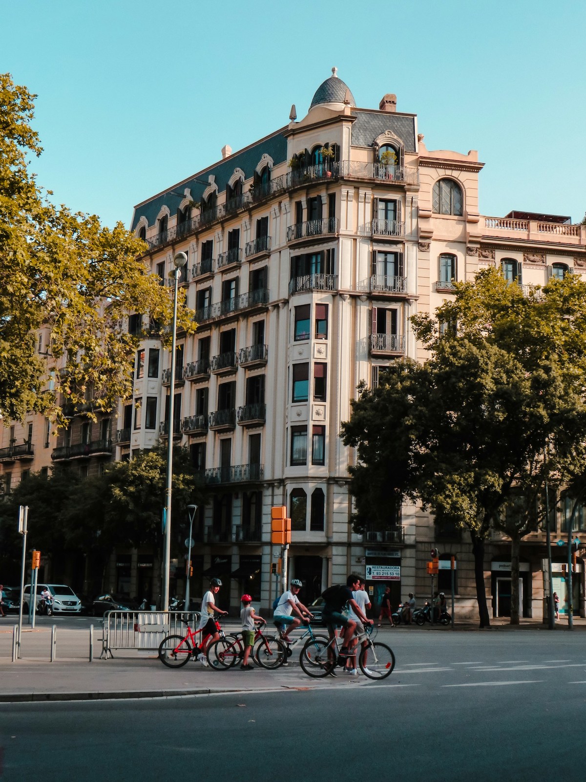 Family rent bikes in Barcelona