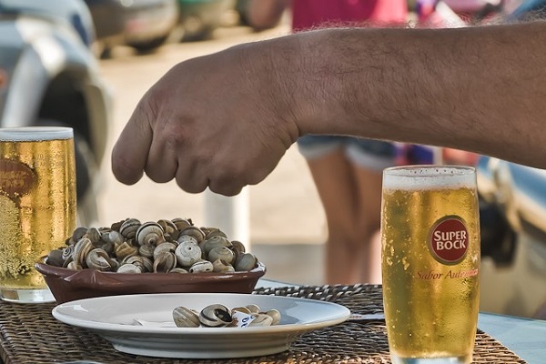One of the best petiscos in Lisbon is the caracóis (snails), which go perfectly with a cold beer.