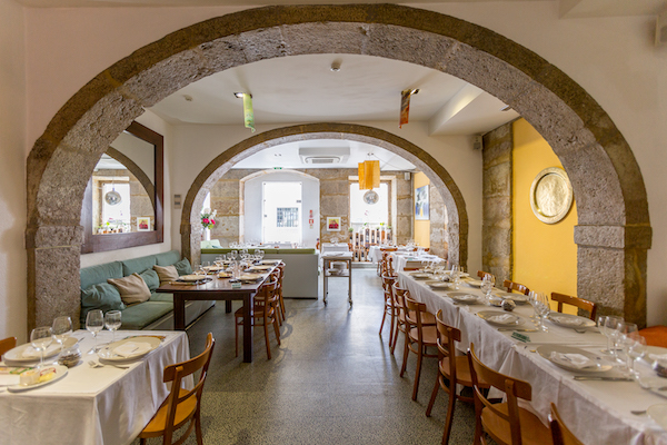 The dining room at Aqui Há Peixe, one of Lisbon's best seafood restaurants.