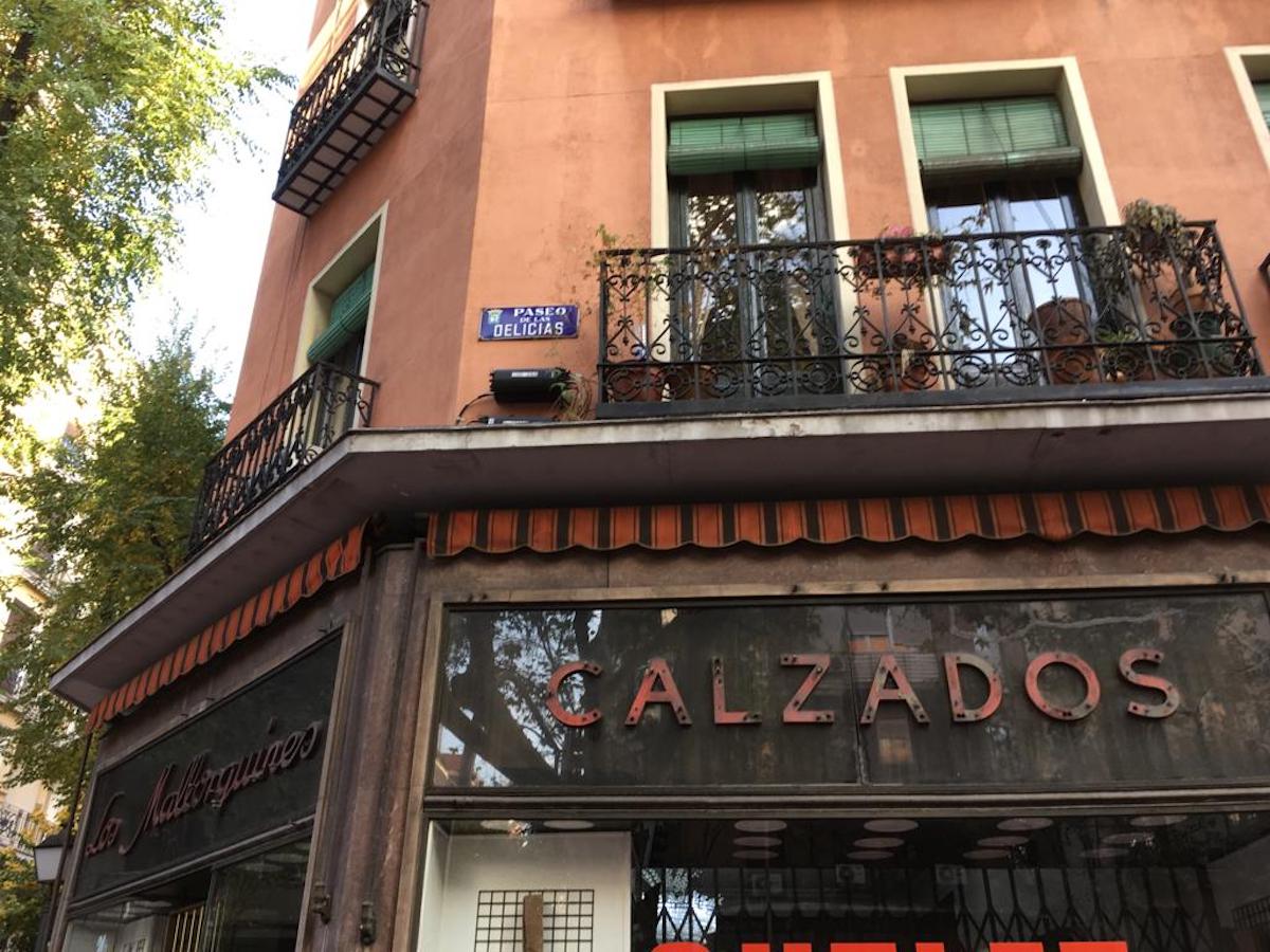 Exterior of a traditional footwear shop in Madrid, Spain, with a sign reading CALZADOS.