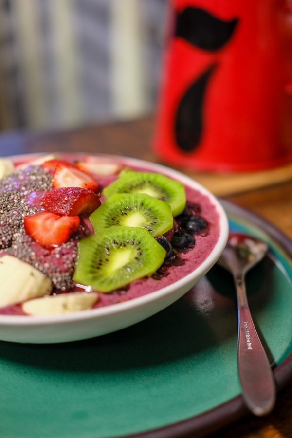 Açai bowls like this one are proof that cheap food in Paris doesn't have to be boring.