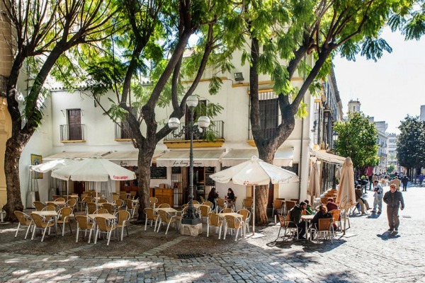 If you don't know where to eat in Jerez, try La Cruz Blanca. Located on a pedestrian street, their terrace is one of the best.