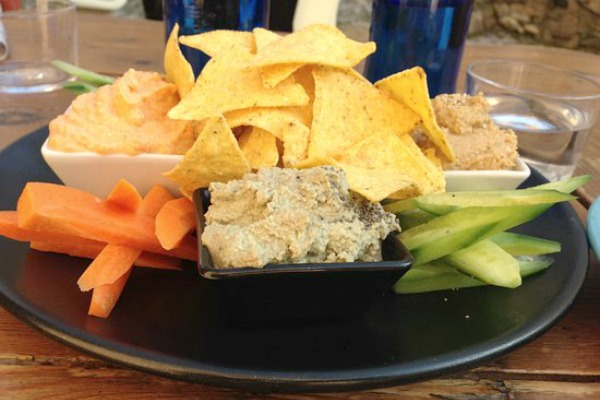 The Dip It! platter at Paprika is one of the best vegetarian tapas in Granada, with different varieties of hummus that are perfect to share with friends.