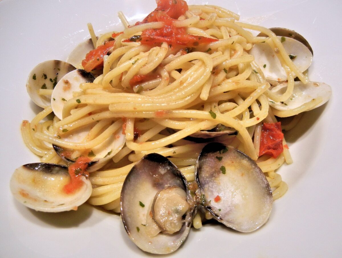 pasta with clams and tomatoes