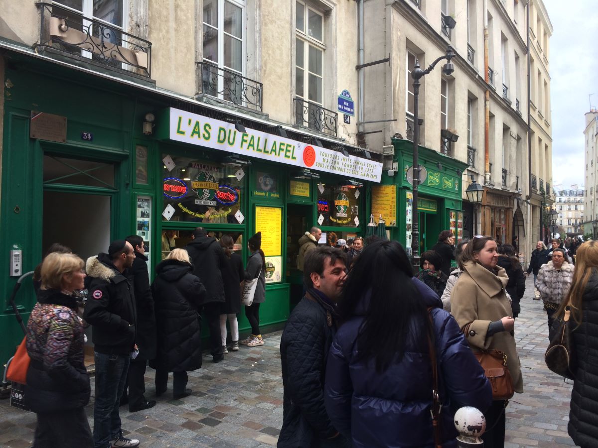 long line outside of famous falafel resturaunt in Paris.