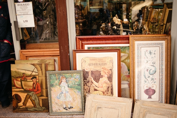 When it comes to flea markets in Seville, art lovers won't want to miss the one that takes place every Sunday morning in the Plaza del Museo.