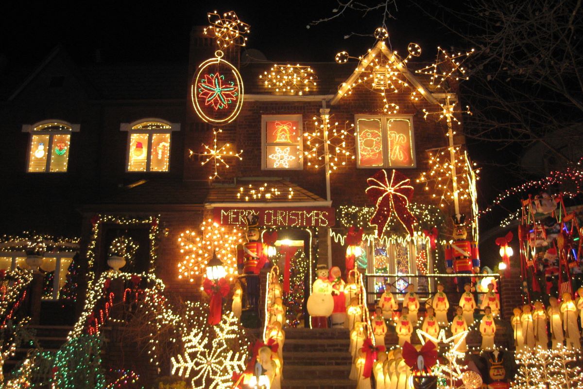 chritmas lights in Dyker Heights in NYC