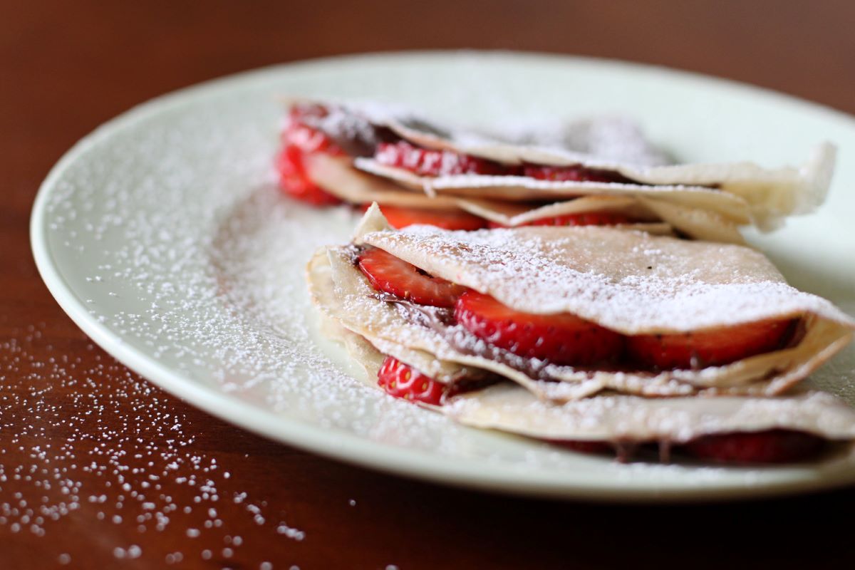 crepes with strawberries and powdered sugar