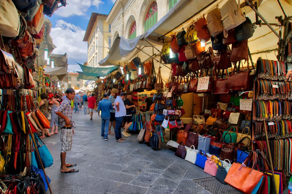 street-vendors-selling-leather-goods in leather market in Florence