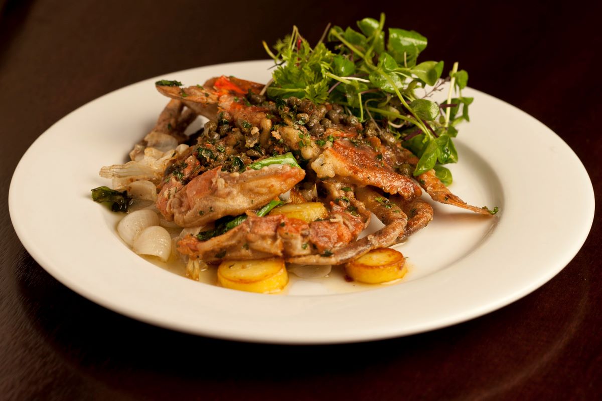 softshell crab with potatoes in gravy sauce 