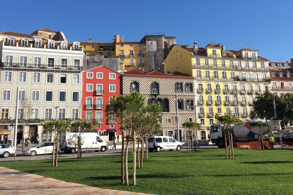 Colorful houses at the lower side of the Alfama neighborhood, near Campo das Cebolas, one of the must-visit parks in Lisbon