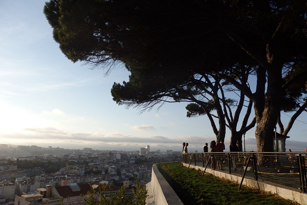 Looking for a nice viewpoint in Lisbon? The Miradouro Senhora do Monte in Graça has one of the best views in town!