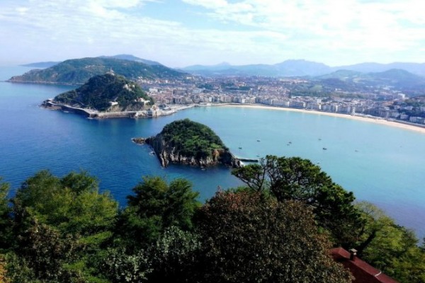 One of the best things to see in San Sebastian is the view of La Concha beach from the top of a lookout point.