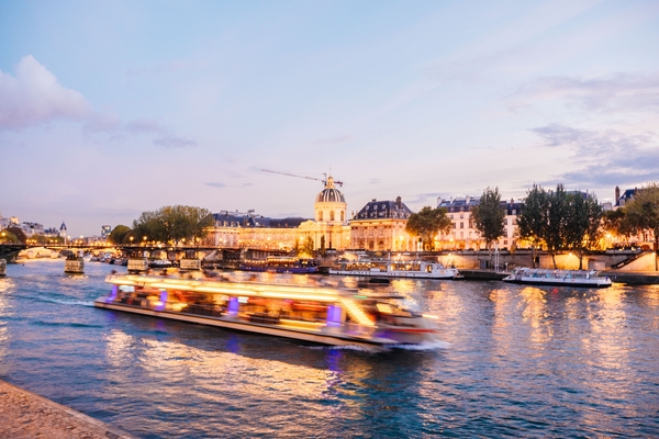 A Seine dinner cruise is one of the worst tourist traps in Paris there is.